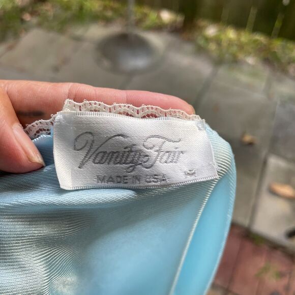 Vintage 70s VANITY FAIR Shorty Gown  Baby Blue Embroidered Lace M nwot - Picture 7 of 7